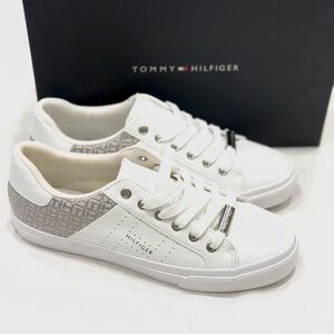 TOMMY HILFIGER LORIO WOMEN'S SNEAKERS COLOR WHITE 143 SIZE 6 ONLY